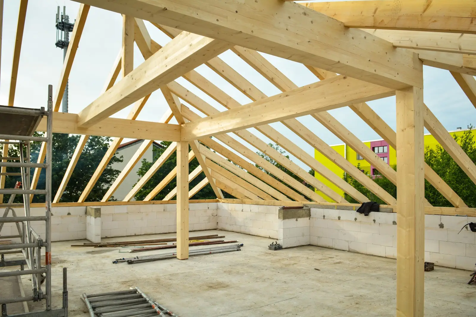Houten dakconstructie van een aanbouw in aanbouw