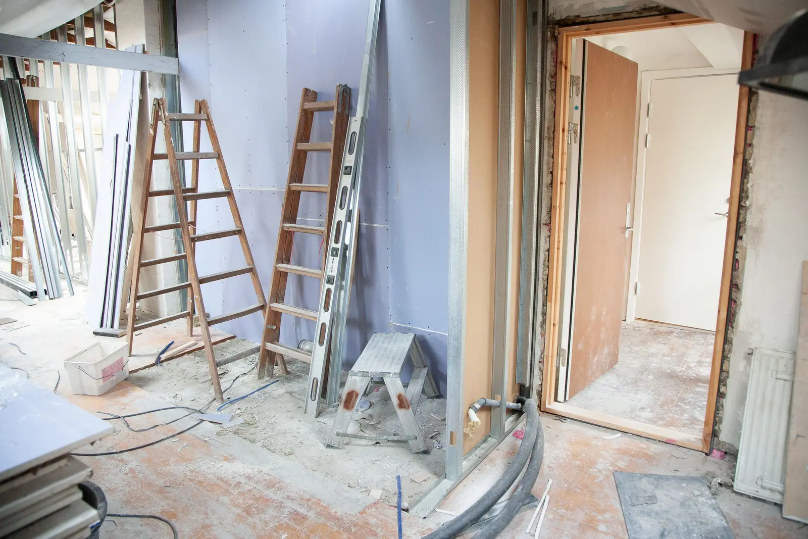 Kamer tijdens een verbouwing met ladders en gereedschap